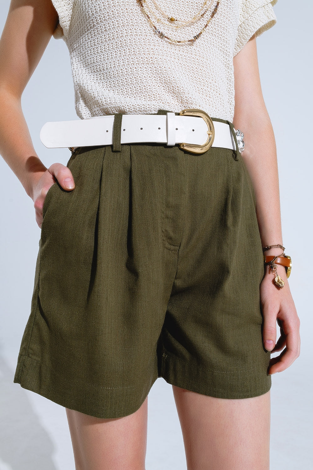 Pantalones cortos caqui con bolsillos y cintura elástica
