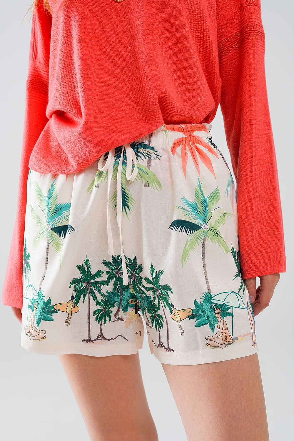 Pantalones cortos color crema con estampado playero y cintura elástica