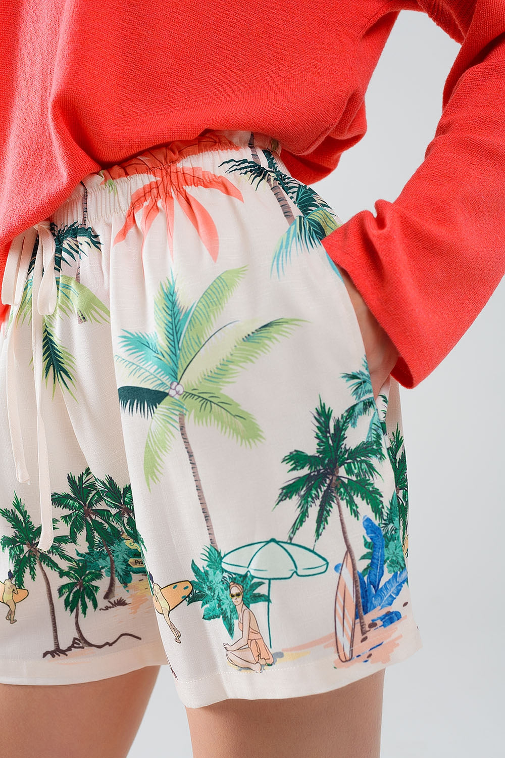 Pantalones cortos color crema con estampado playero y cintura elástica