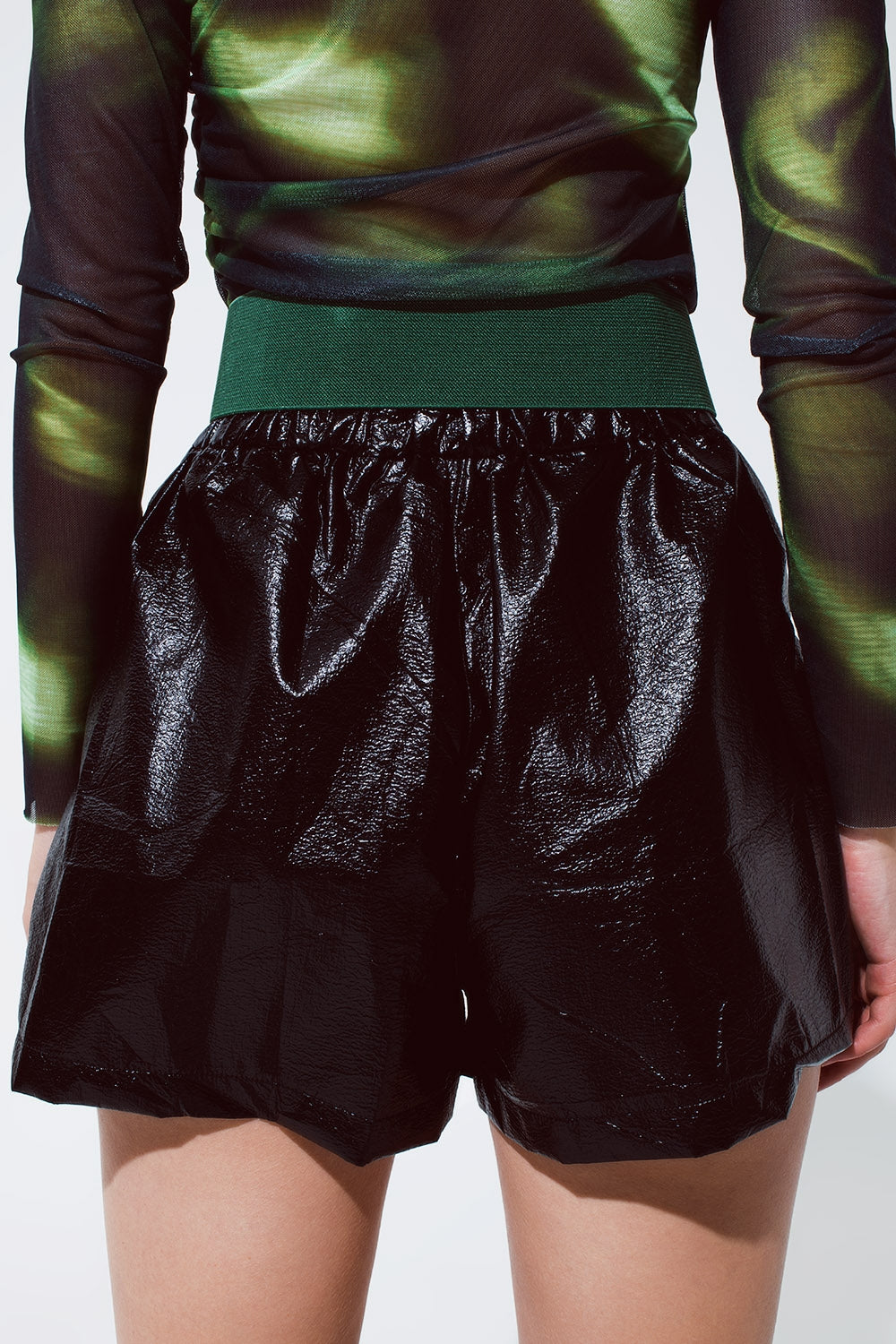 Pantalones cortos de cuero de talle alto en negro
