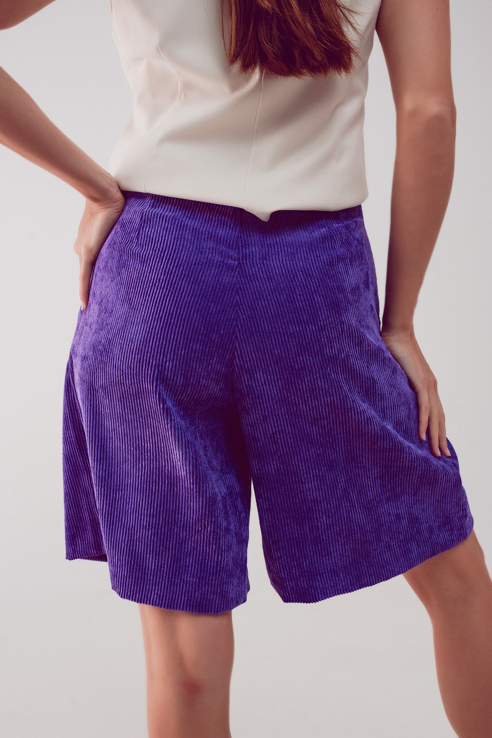 Pantalones cortos de pana morada de corte largo