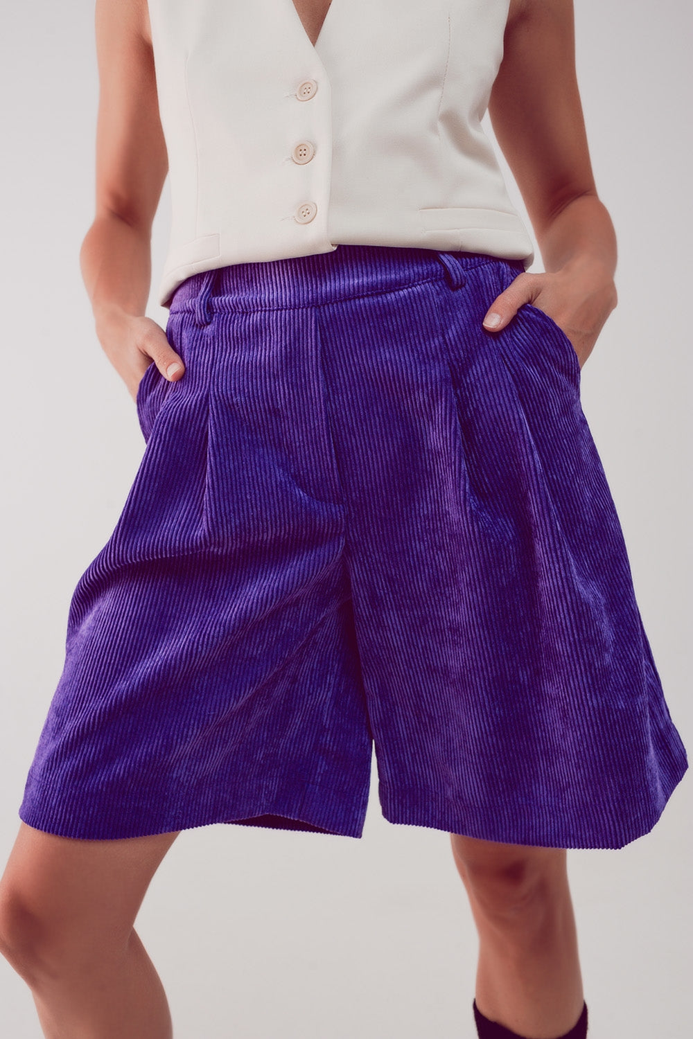 Pantalones cortos de pana morada de corte largo