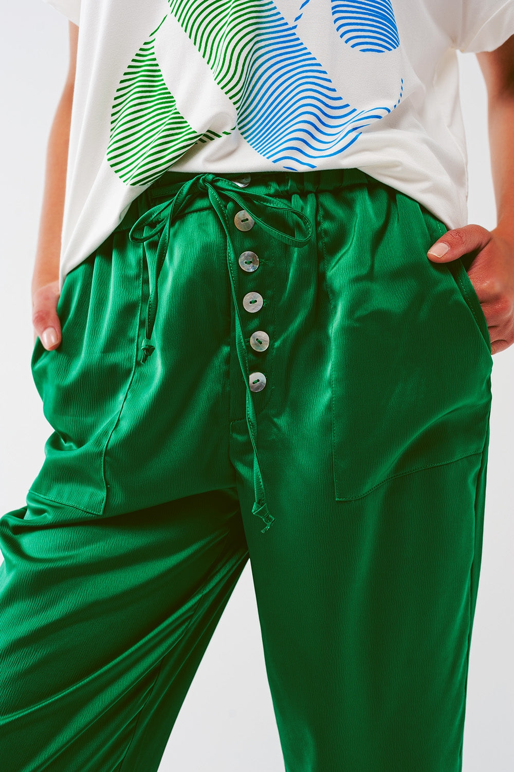 Pantalones cortos de satén en verde