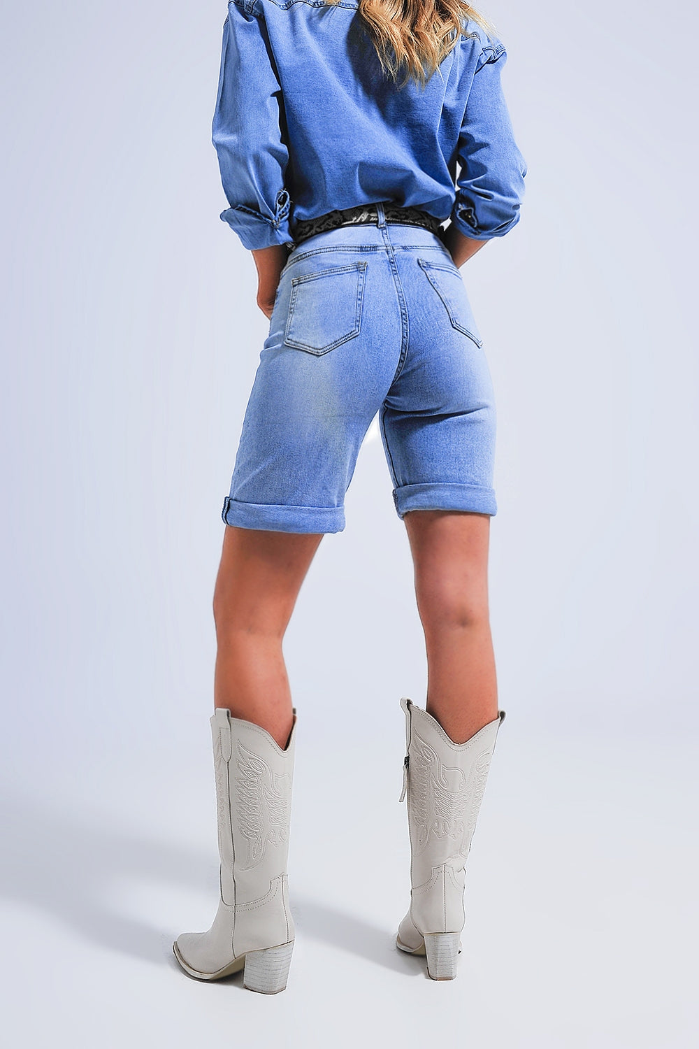 Pantalones cortos vaqueros azul medio con dobladillo vuelto