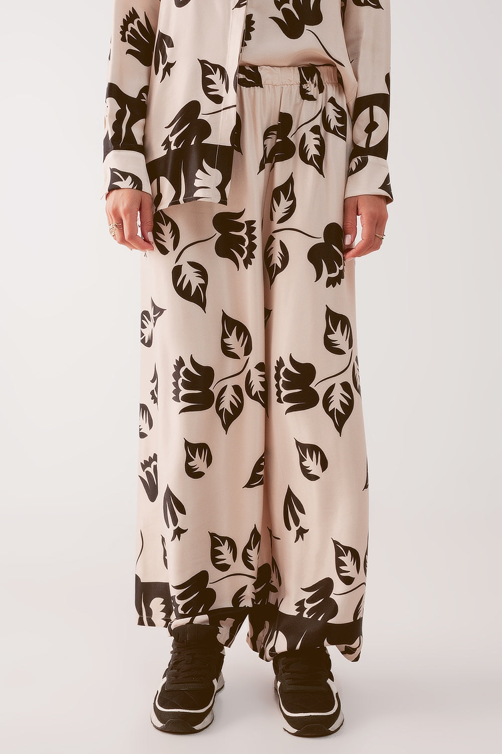 Pantalones crema elásticos de pernera muy ancha