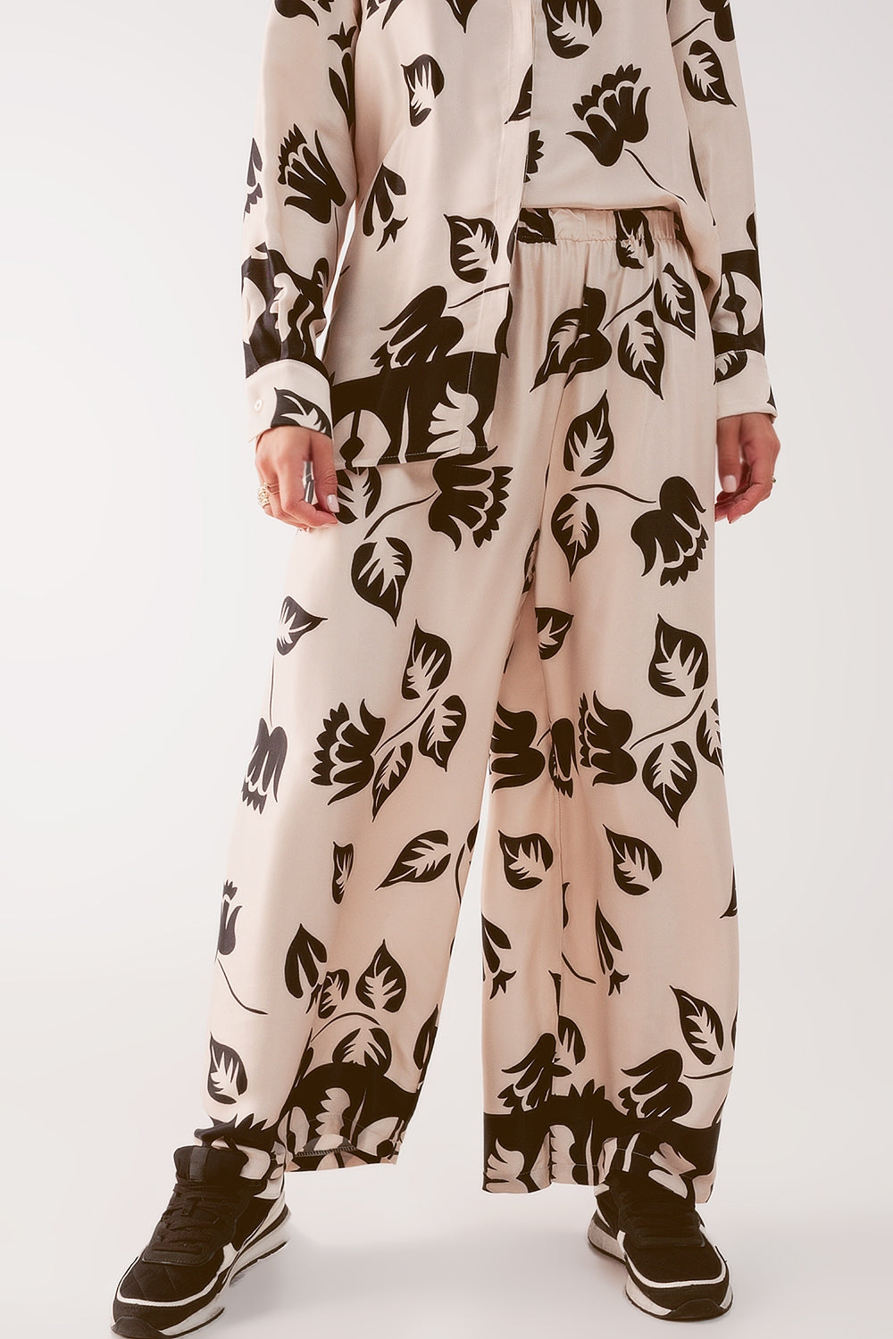 Pantalones crema elásticos de pernera muy ancha
