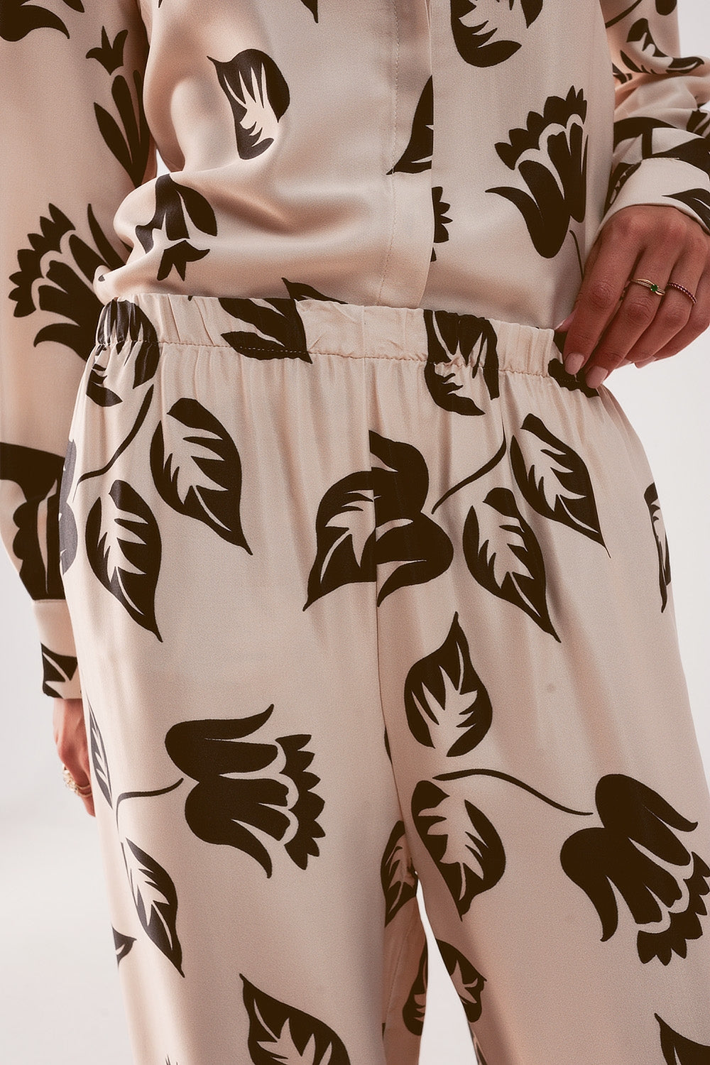 Pantalones crema elásticos de pernera muy ancha