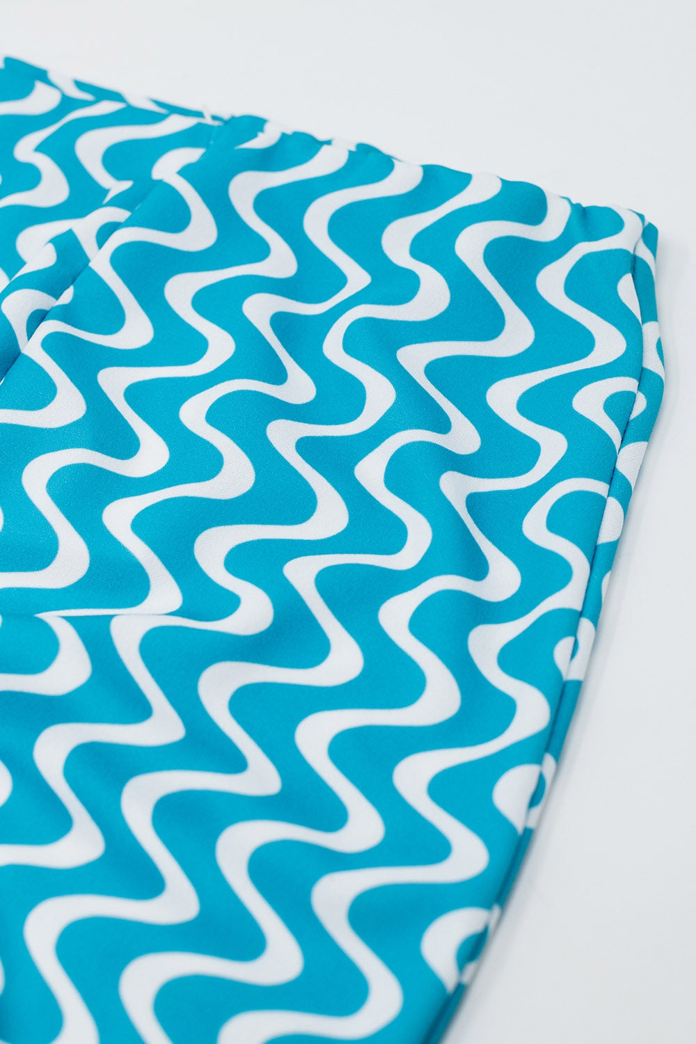 Pantalones de campana azules con estampado estilo años 70 de tiro alto