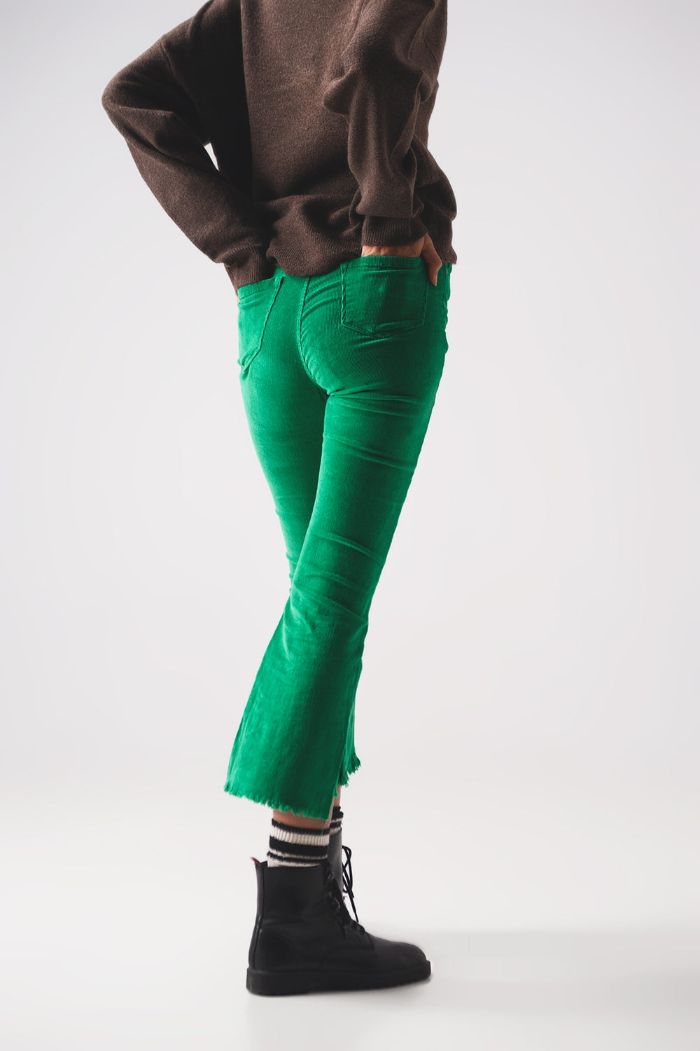 Pantalones de campana color verde intenso de pana