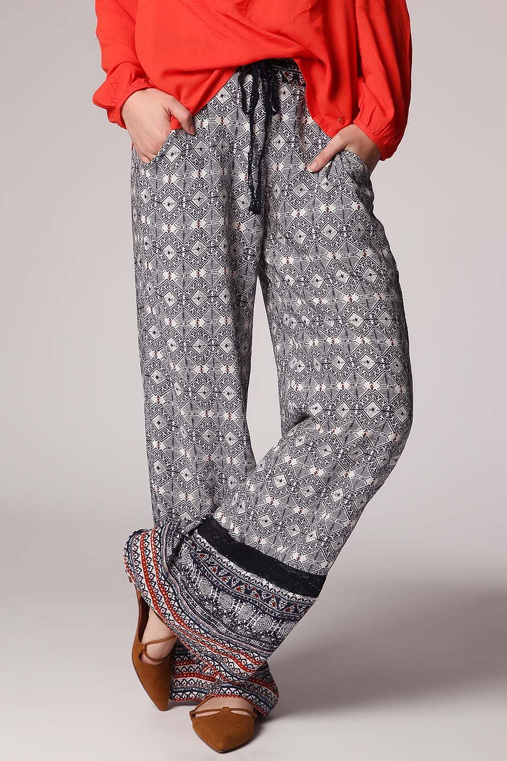 Pantalones de pernera amplia con estampado etnico azul y detalle de puntilla