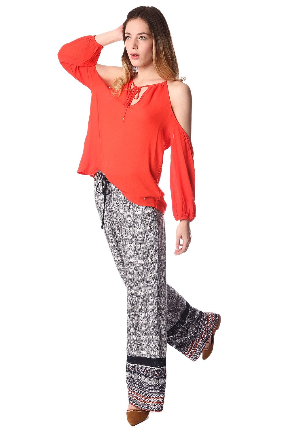 Pantalones de pernera amplia con estampado etnico azul y detalle de puntilla