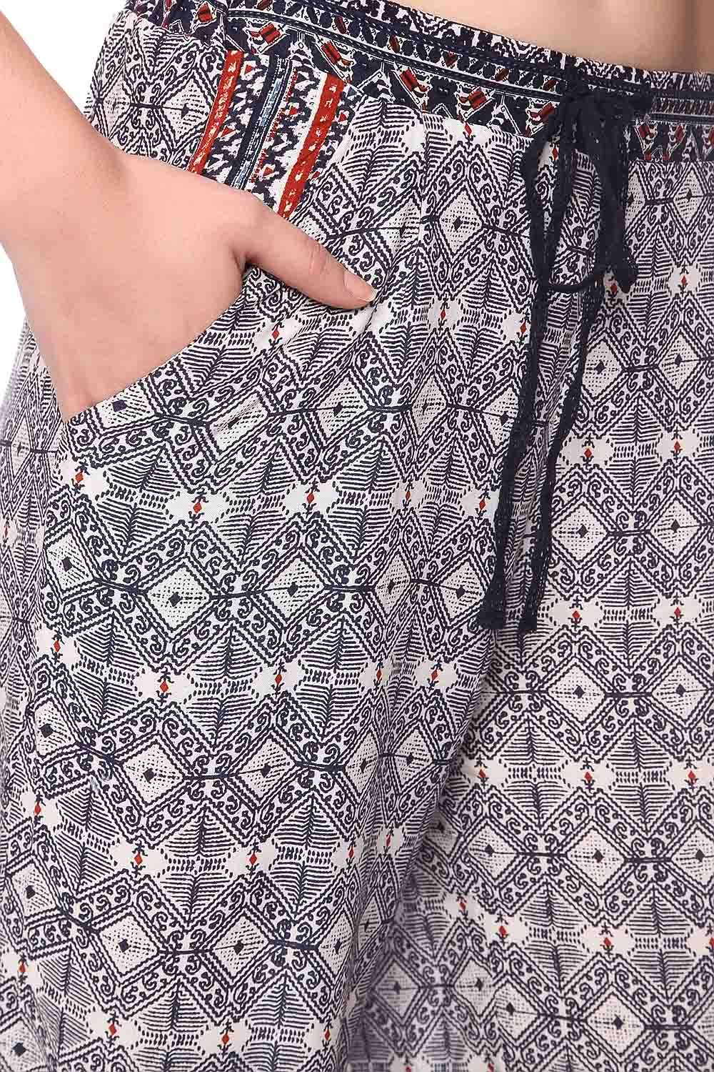 Pantalones de pernera amplia con estampado etnico azul y detalle de puntilla