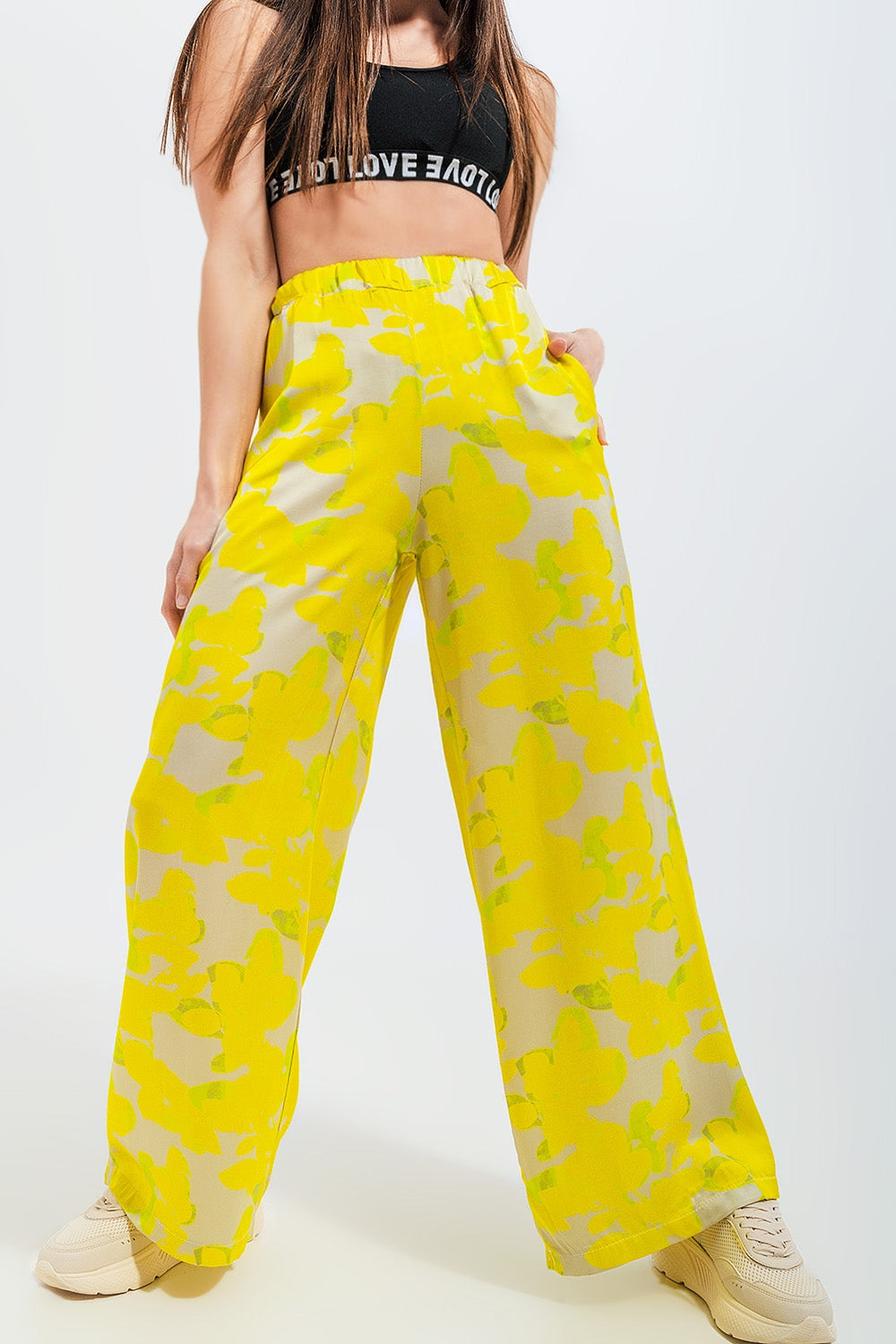 Pantalones de pernera ancha con estampado floral amarillo