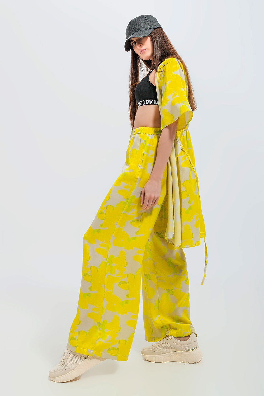 Pantalones de pernera ancha con estampado floral amarillo