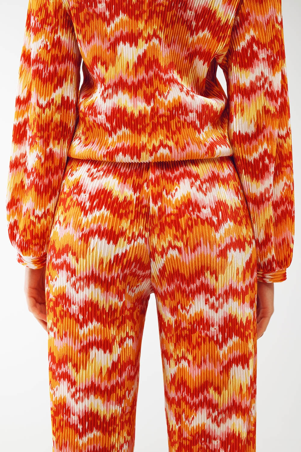 Pantalones de pierna recta con textura y estampado abstracto