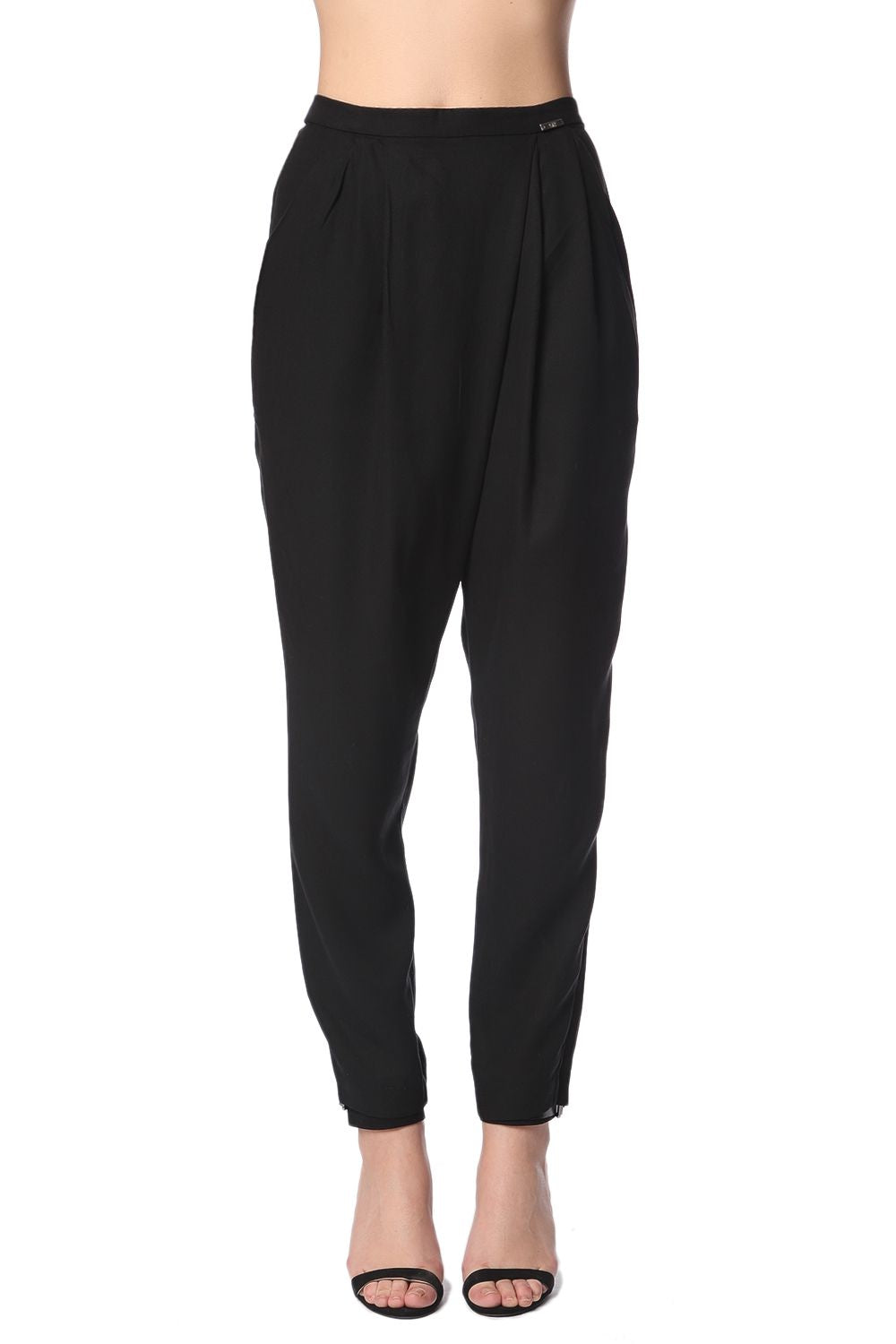 Q2 Pantalones de punto negro con pinzas con parte delantera cruzada