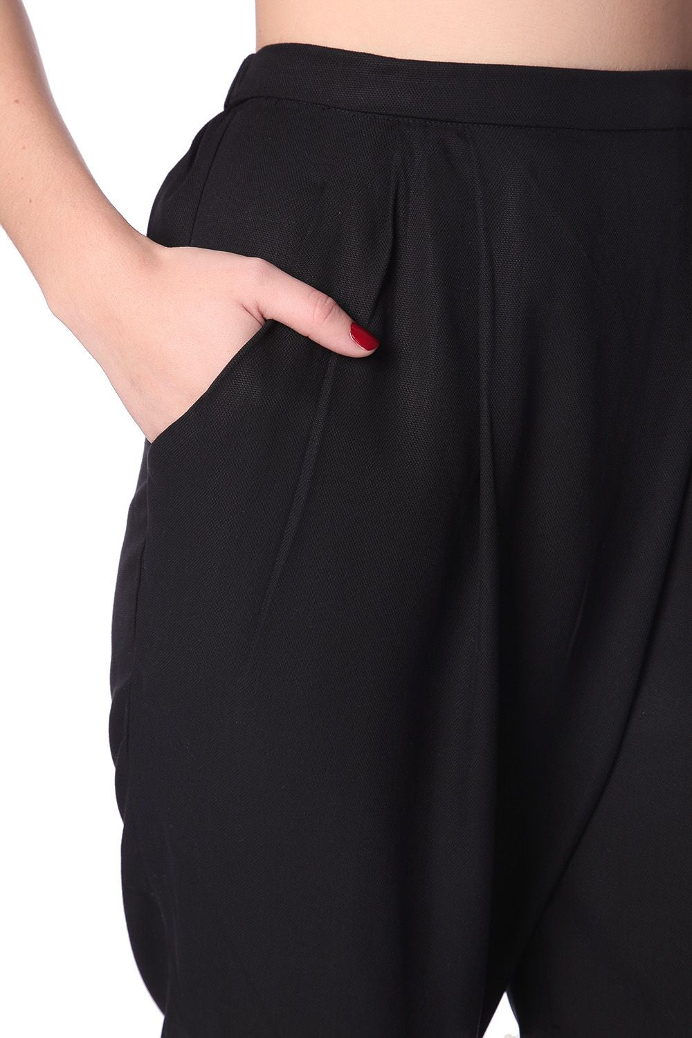 Pantalones de punto negro con pinzas con parte delantera cruzada