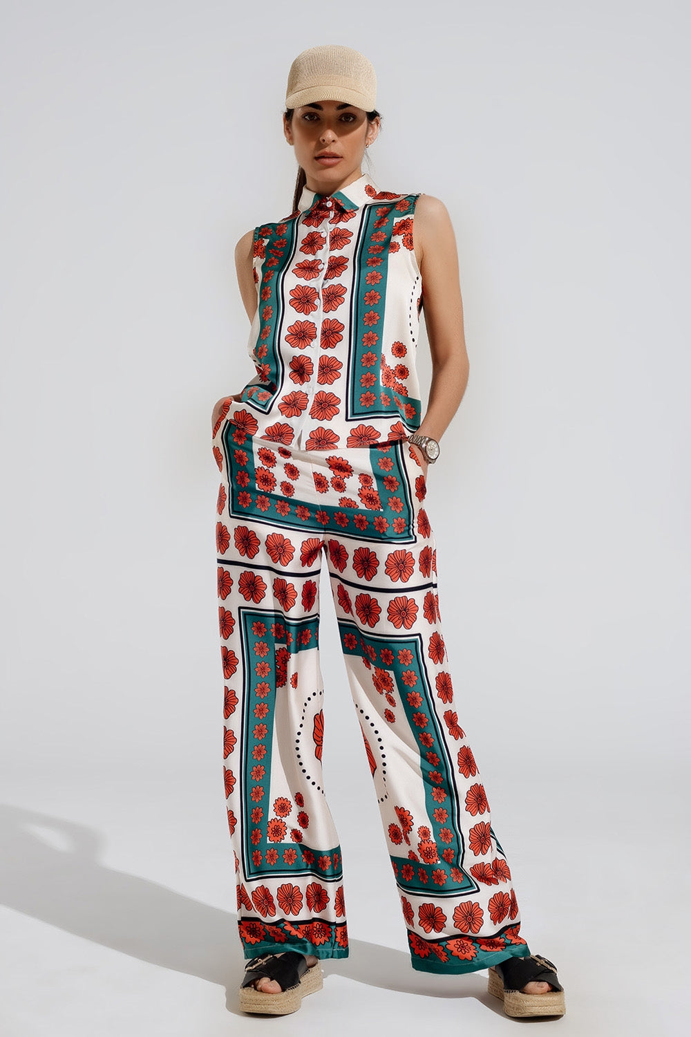 Pantalones de raso acampanados crema con diseño floral