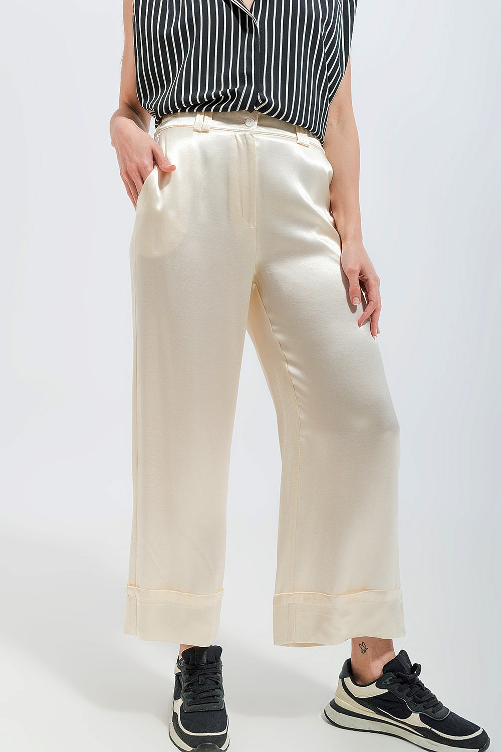 Pantalones de traje de pernera ancha de raso en crudo