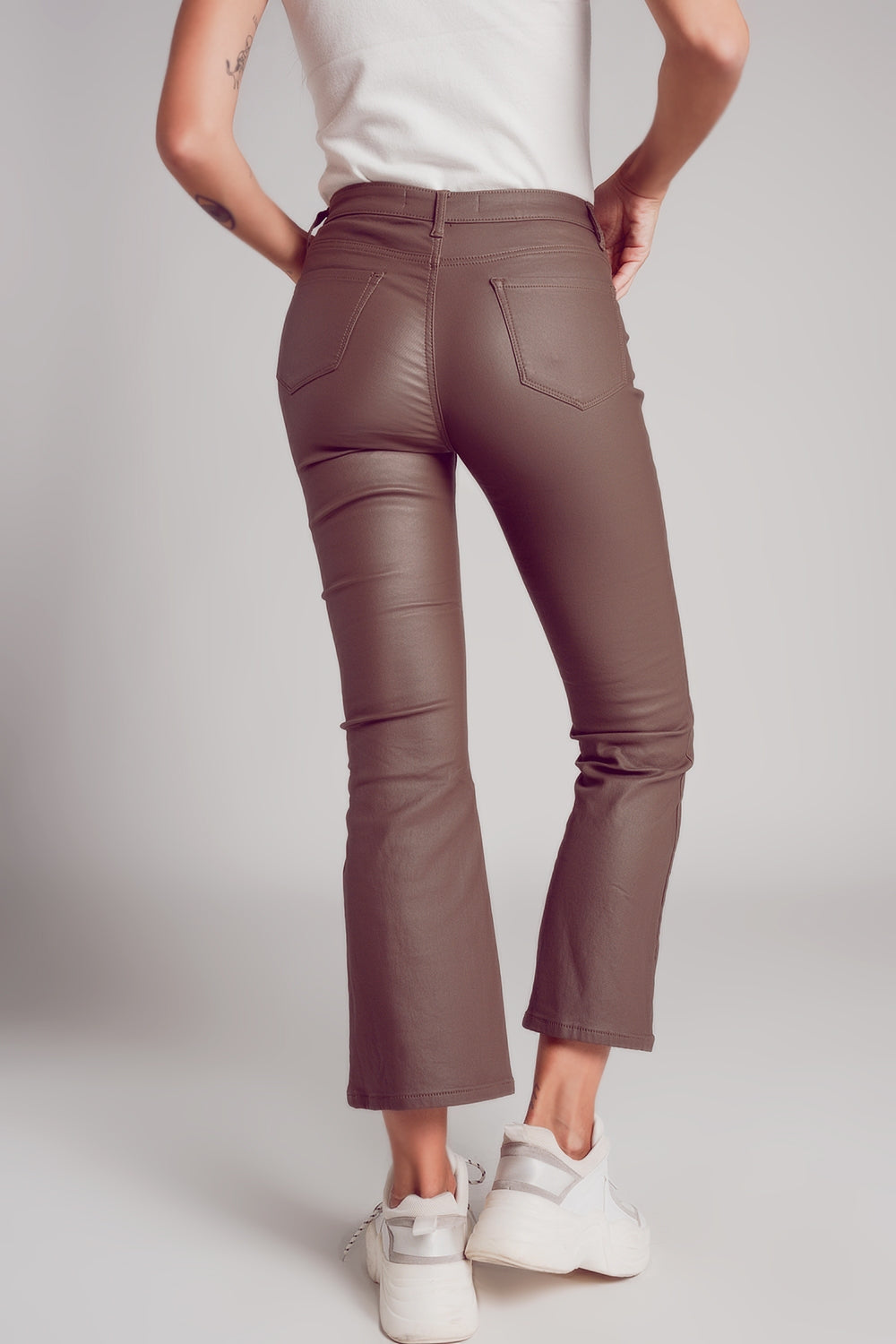 Pantalones elásticos de piel sintética en beige
