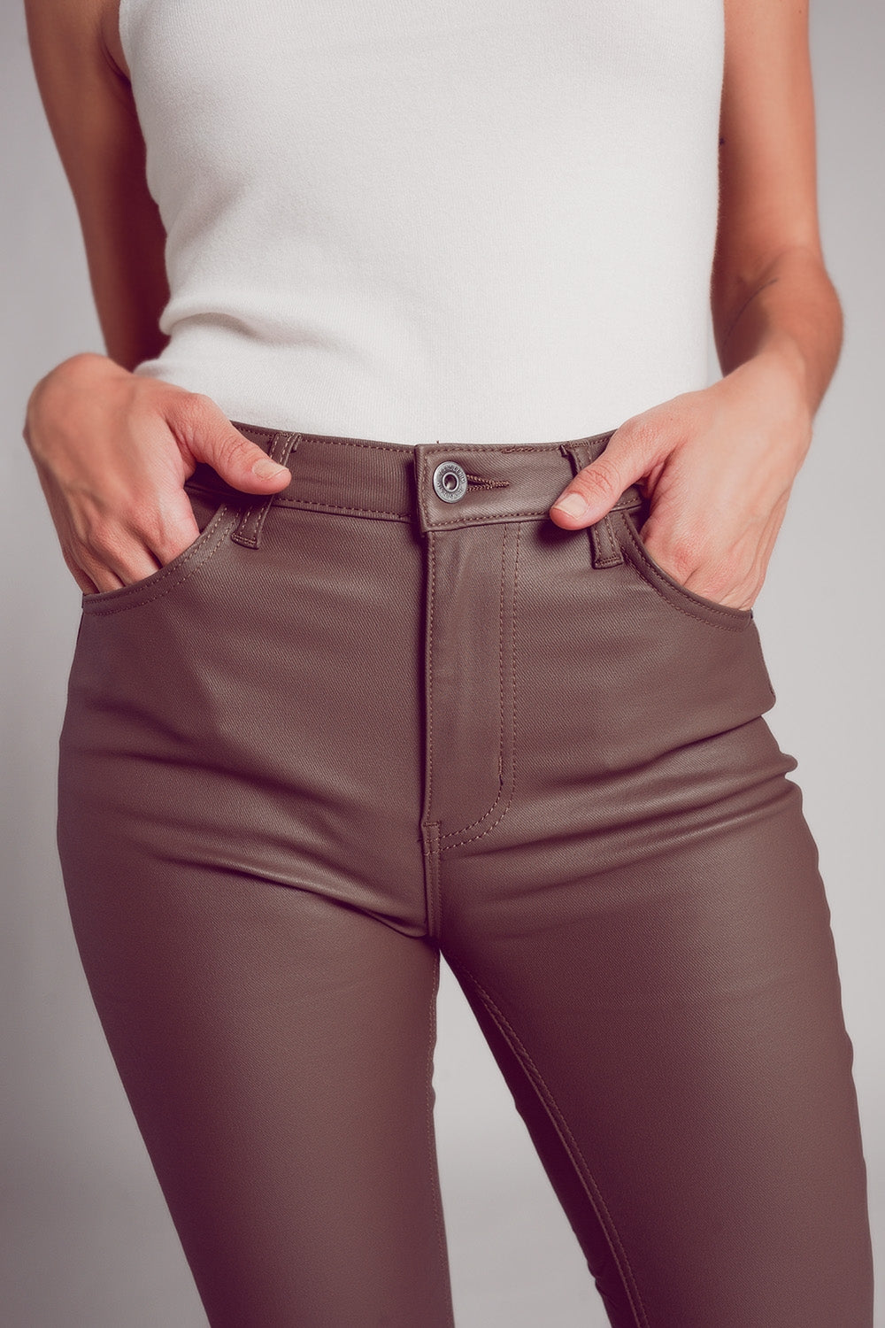 Pantalones elásticos de piel sintética en beige