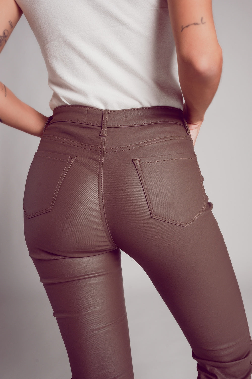 Pantalones elásticos de piel sintética en beige