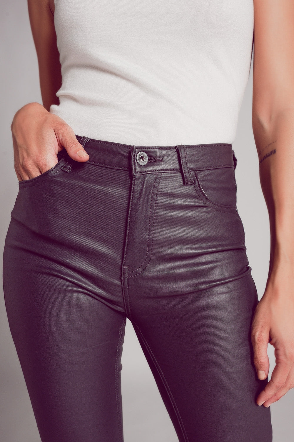 Pantalones elásticos de piel sintética en gris
