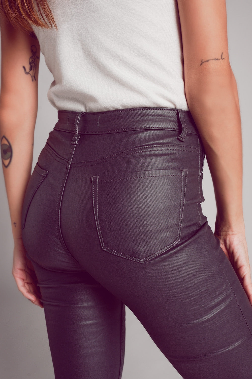 Pantalones elásticos de piel sintética en gris