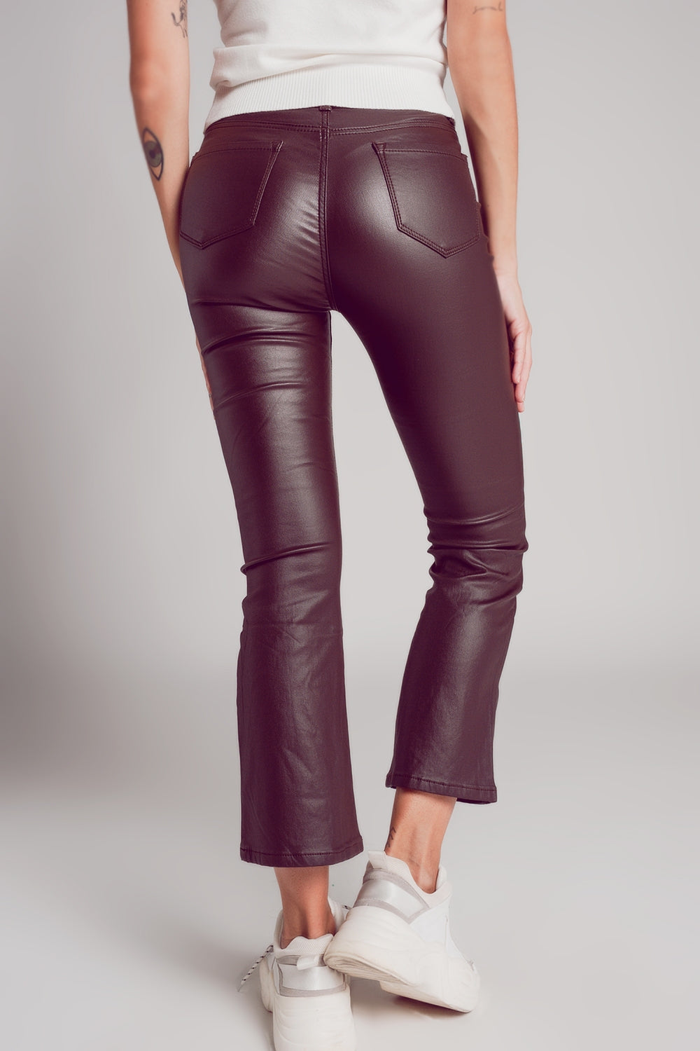 Pantalones elásticos de piel sintética en marron