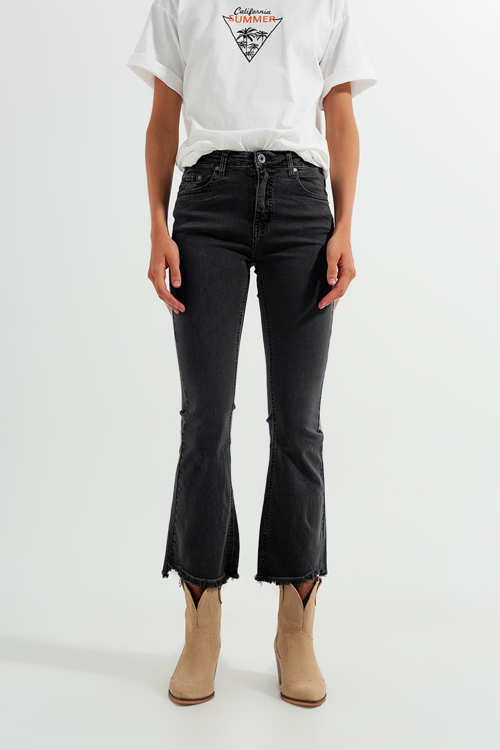 Pantalones en gris oscuro con tobillos anchos