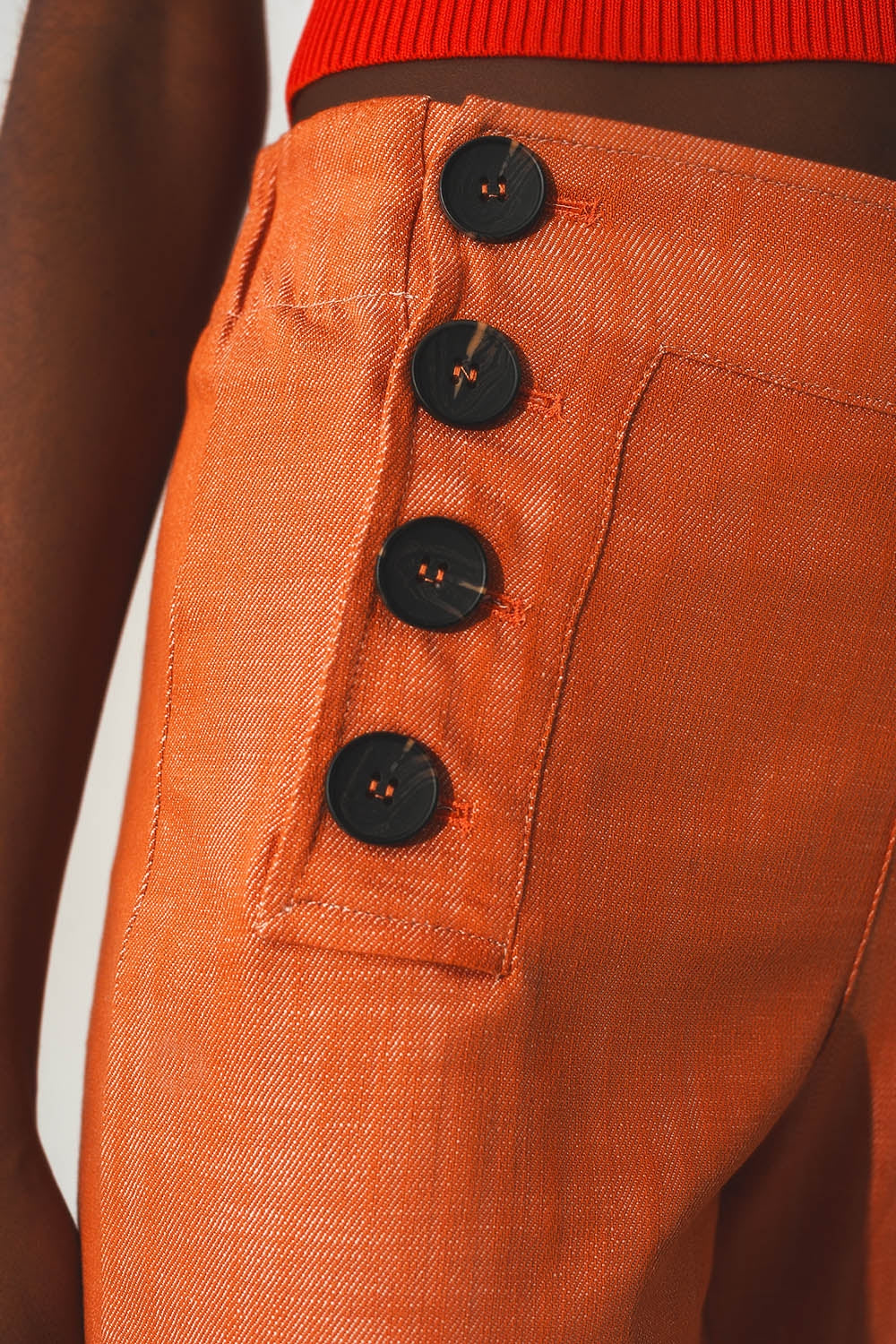 Pantalones en naranja estilo marine con botones