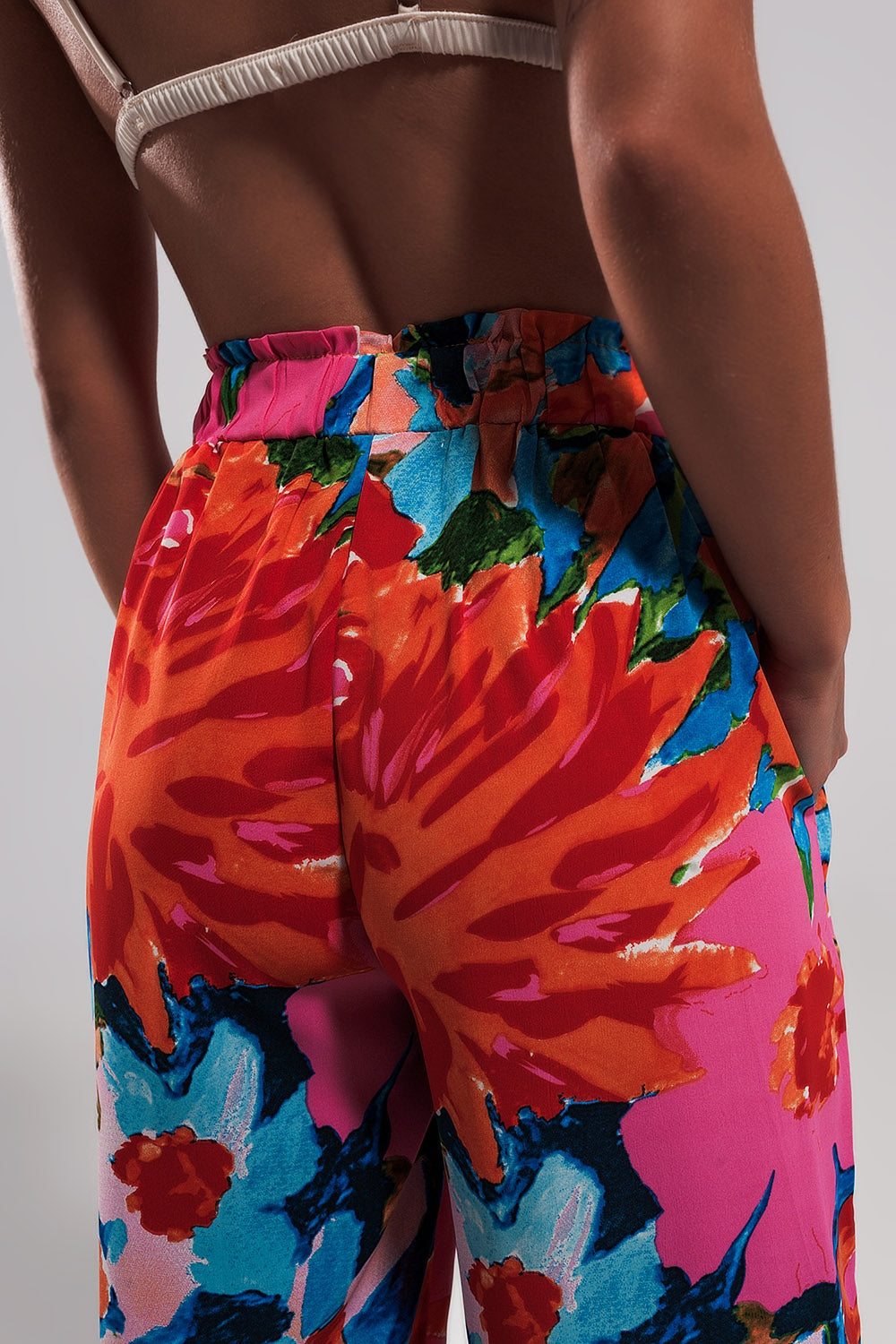 Pantalones en tonos luminosos con parte trasera elástica