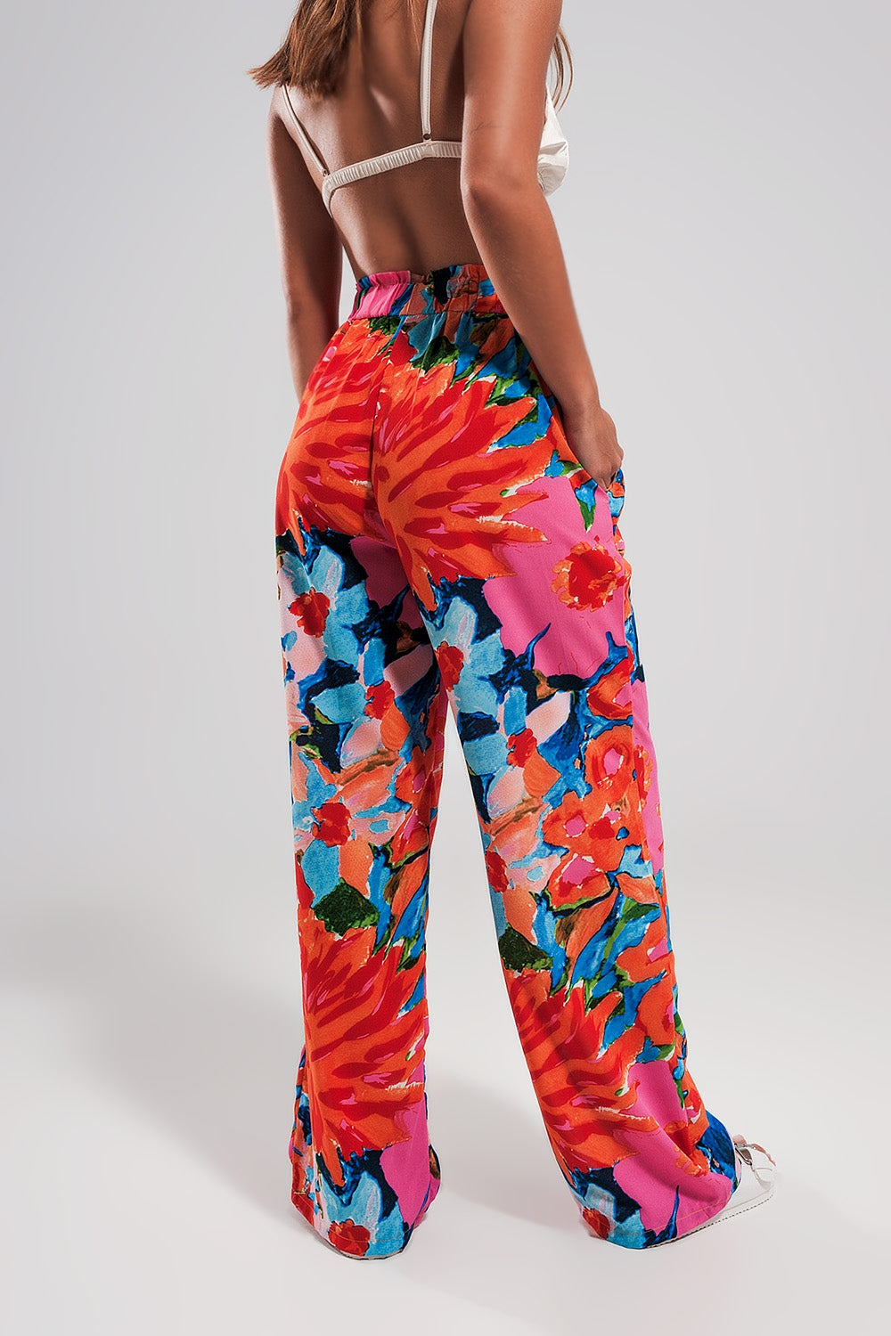 Pantalones en tonos luminosos con parte trasera elástica