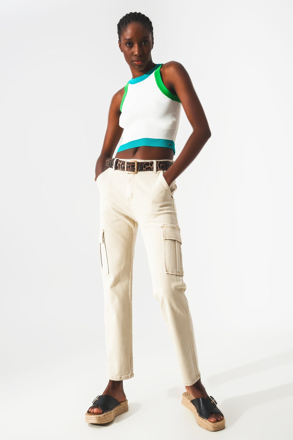 Pantalones estilo cargo en beige