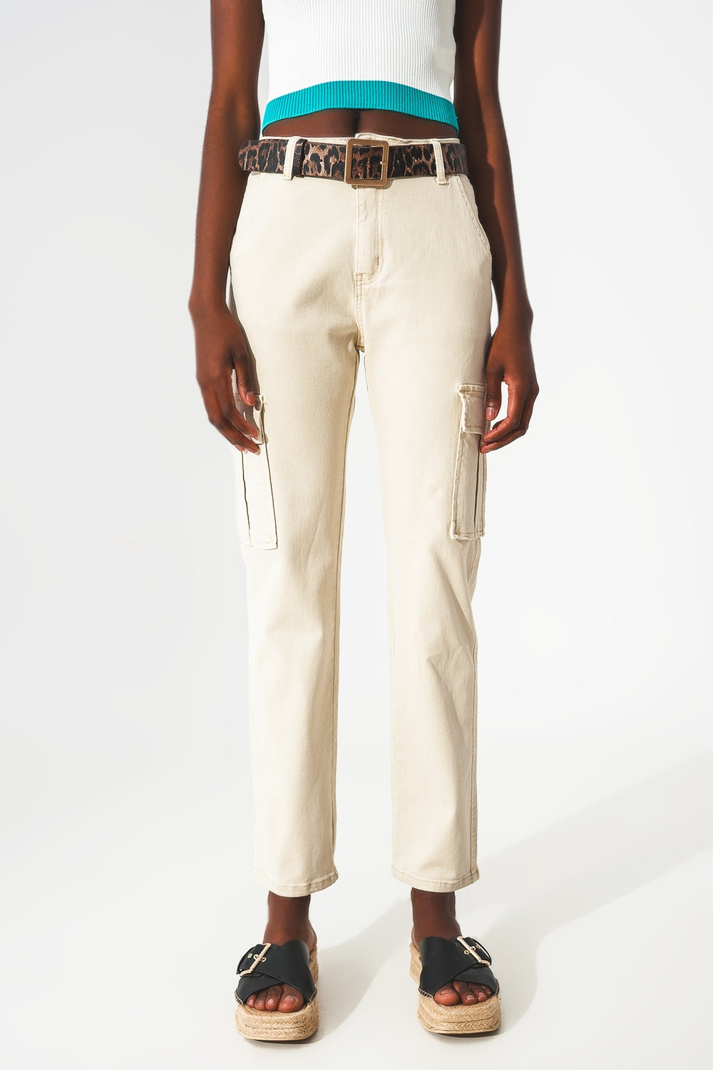 Pantalones estilo cargo en beige