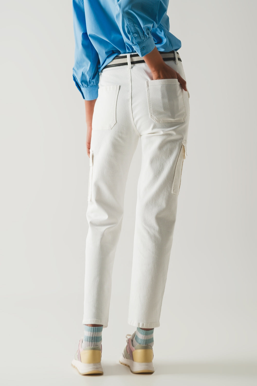 Pantalones estilo cargo en blanco