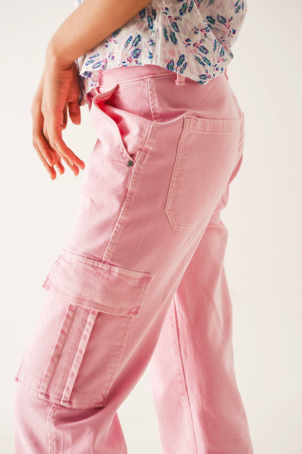 Pantalones estilo cargo en rosa