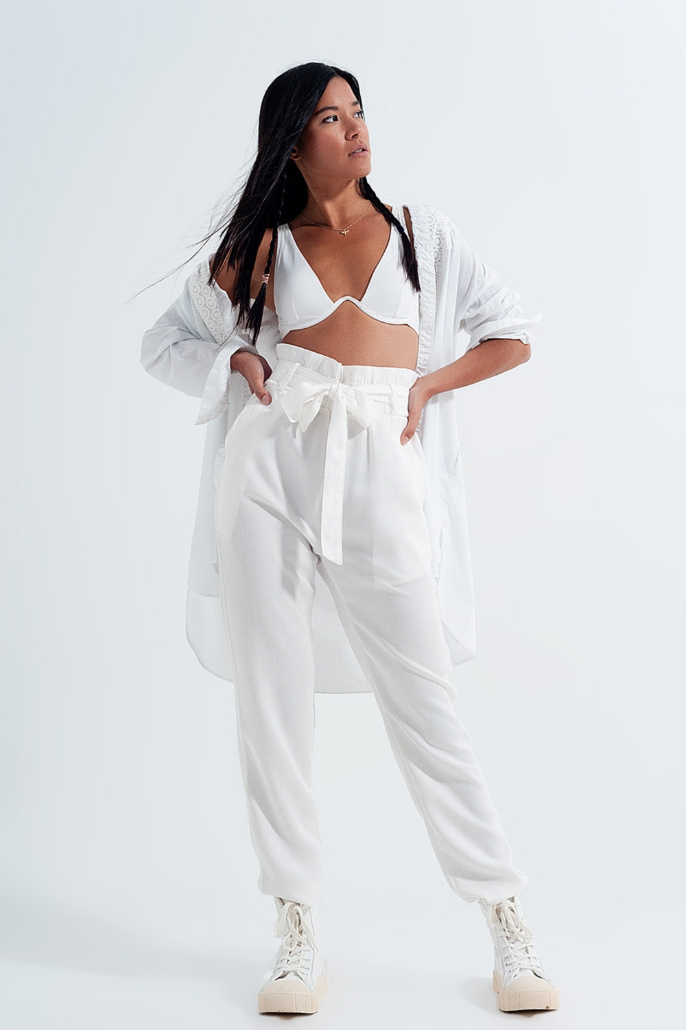 Pantalones finos con lazada en la cintura en blanco