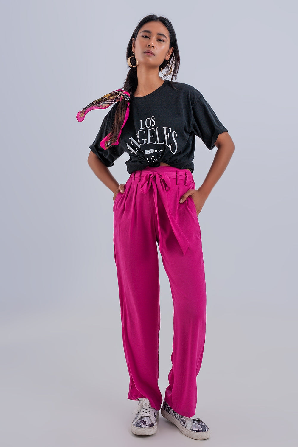 Pantalones fucsia de pernera ancha con cinturón