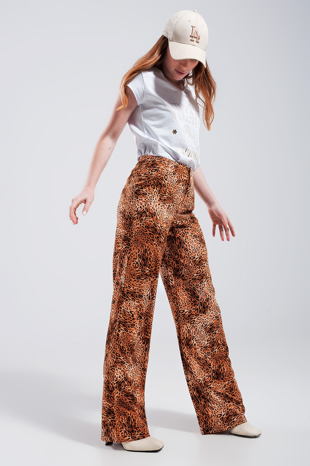 Pantalones marrones de pernera ancha con estampado de leopardo de tejido ligero