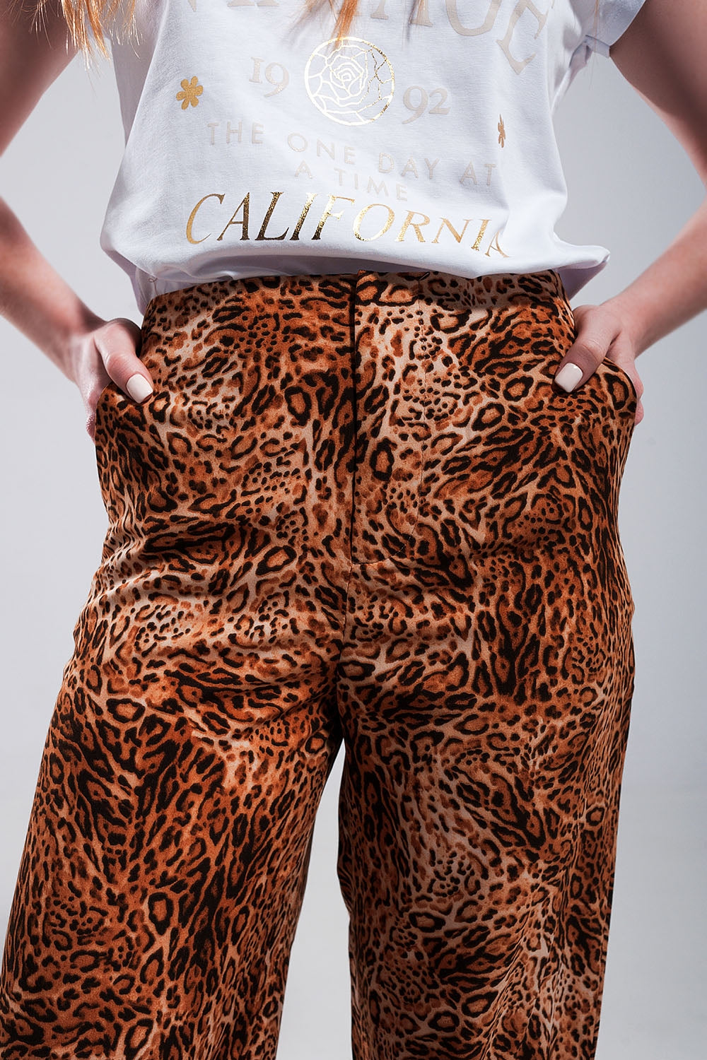 Pantalones marrones de pernera ancha con estampado de leopardo de tejido ligero