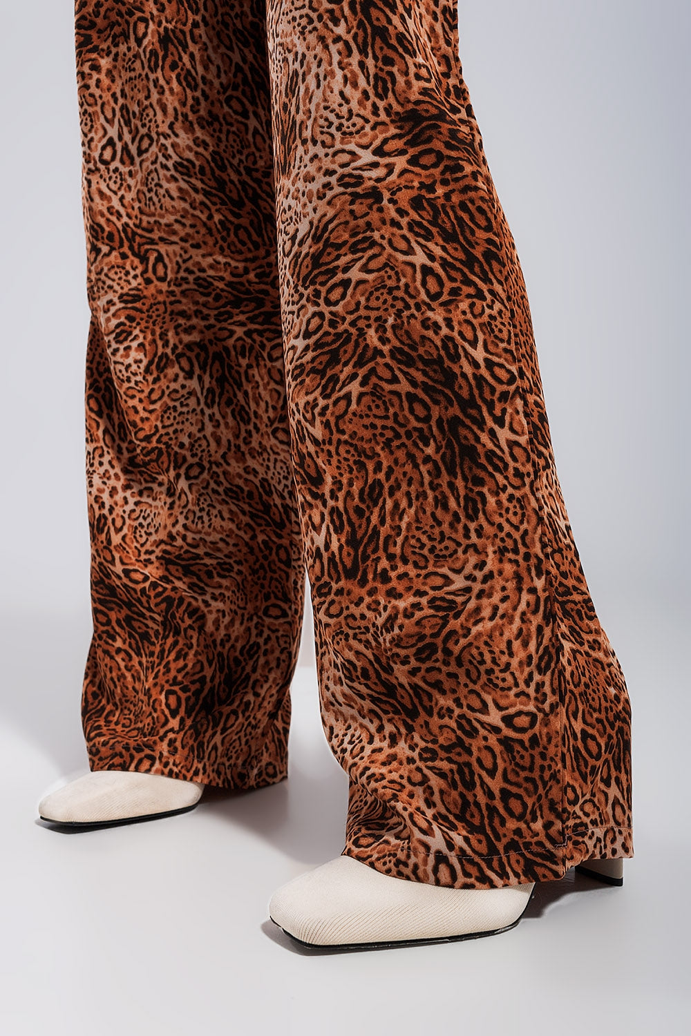 Pantalones marrones de pernera ancha con estampado de leopardo de tejido ligero