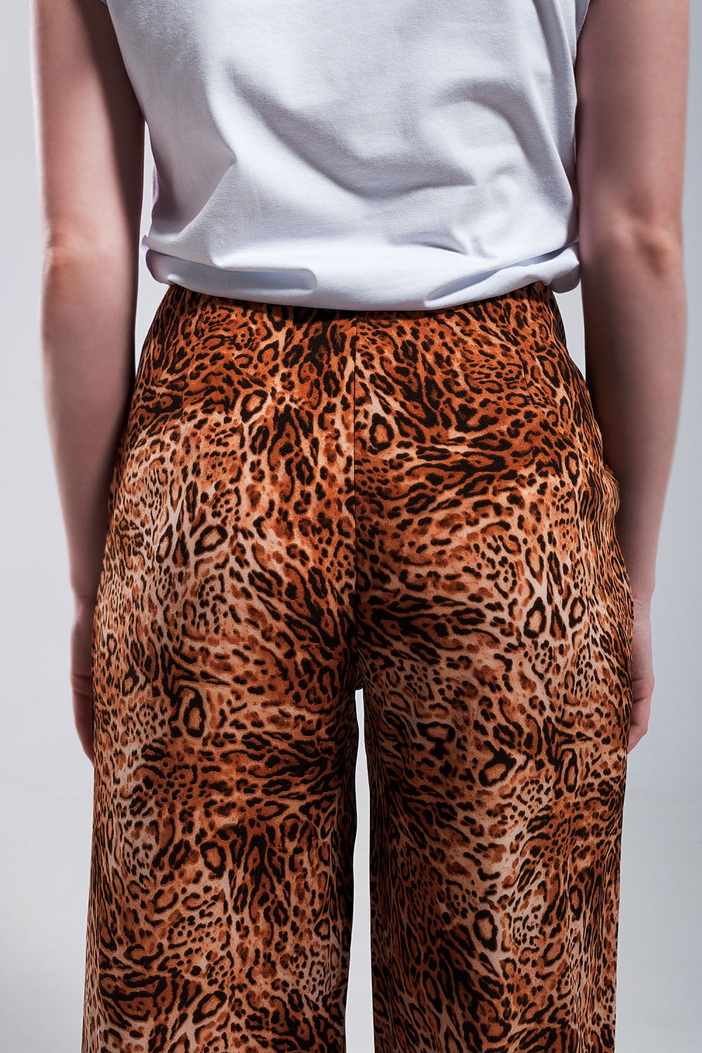 Pantalones marrones de pernera ancha con estampado de leopardo de tejido ligero