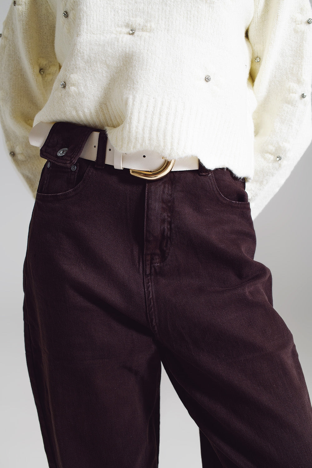 Pantalones marrones relajados con detalles de bolsillo en la cintura