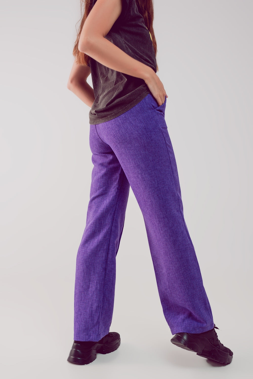 Pantalones morados de corte sartorial y pernera recta