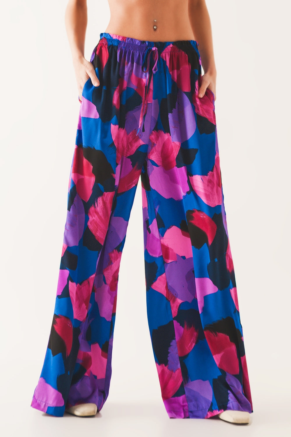 Pantalones morados de pernera ancha con estampado floral