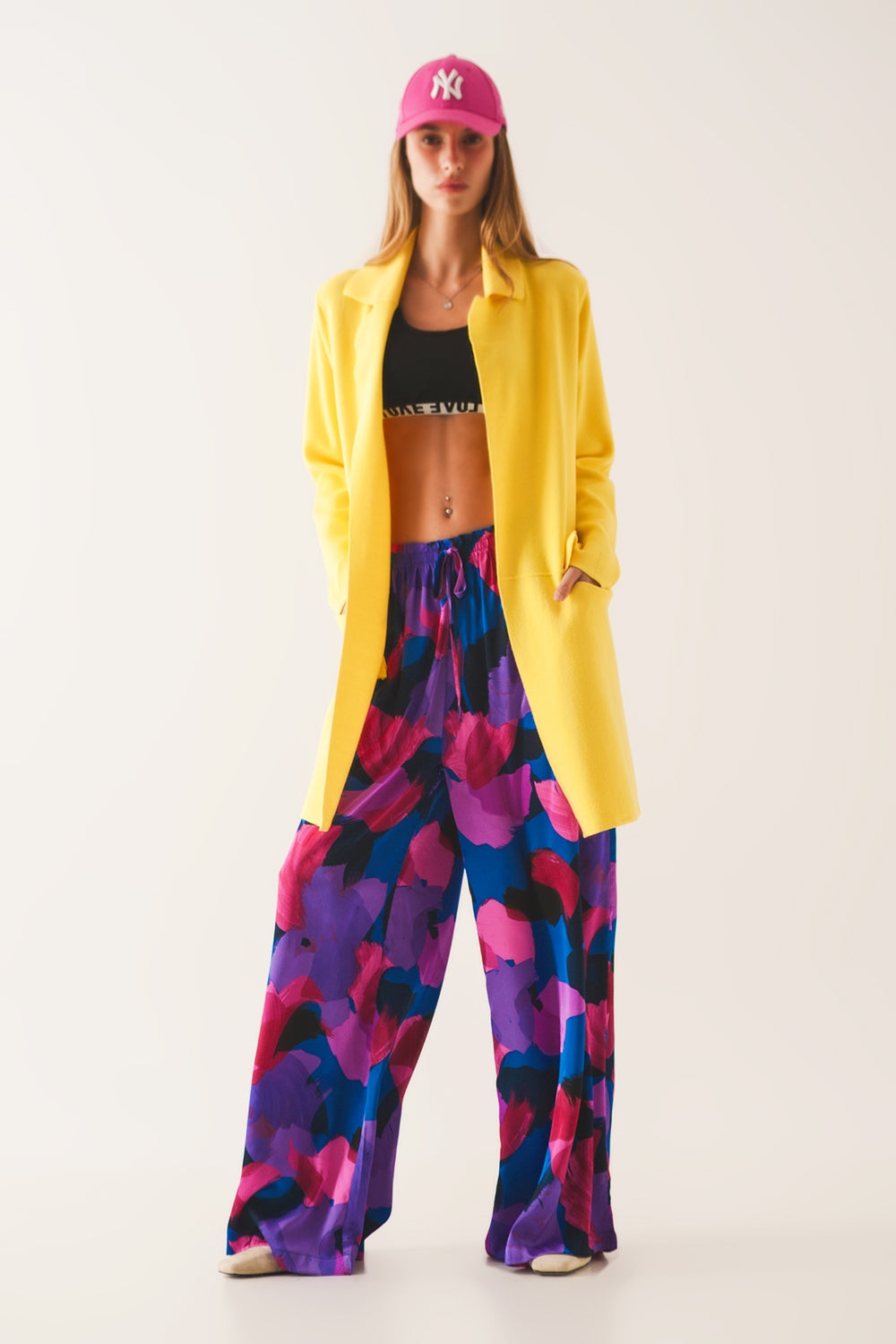 Pantalones morados de pernera ancha con estampado floral