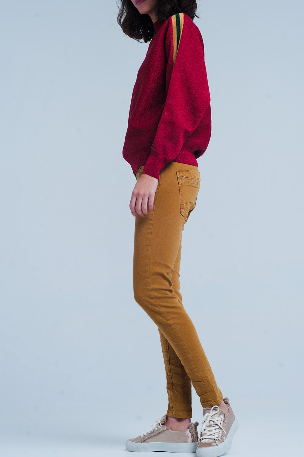 Pantalones mostaza con lentejuelas y botones