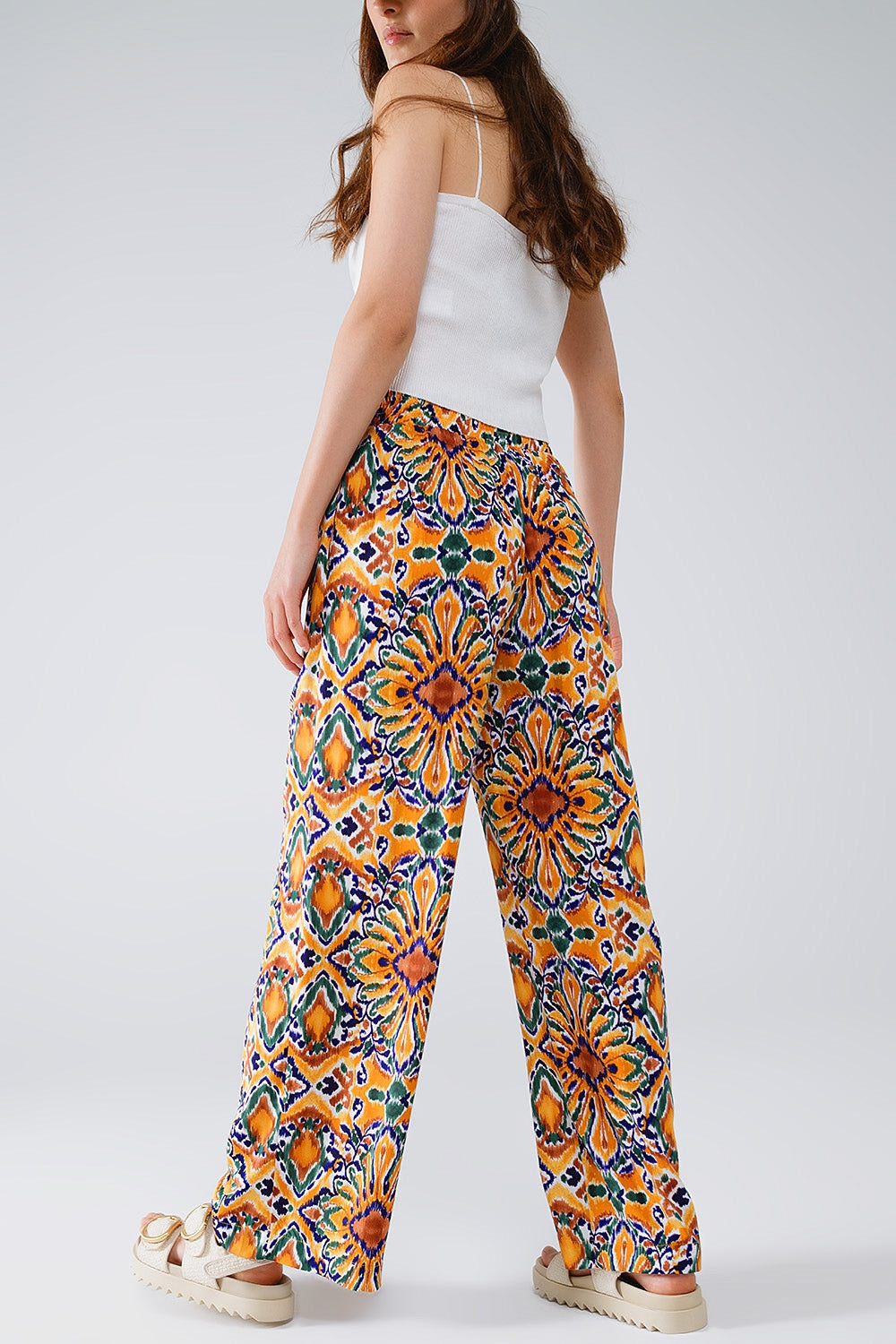 Pantalones multicolores con estampado de flores en naranja y azul
