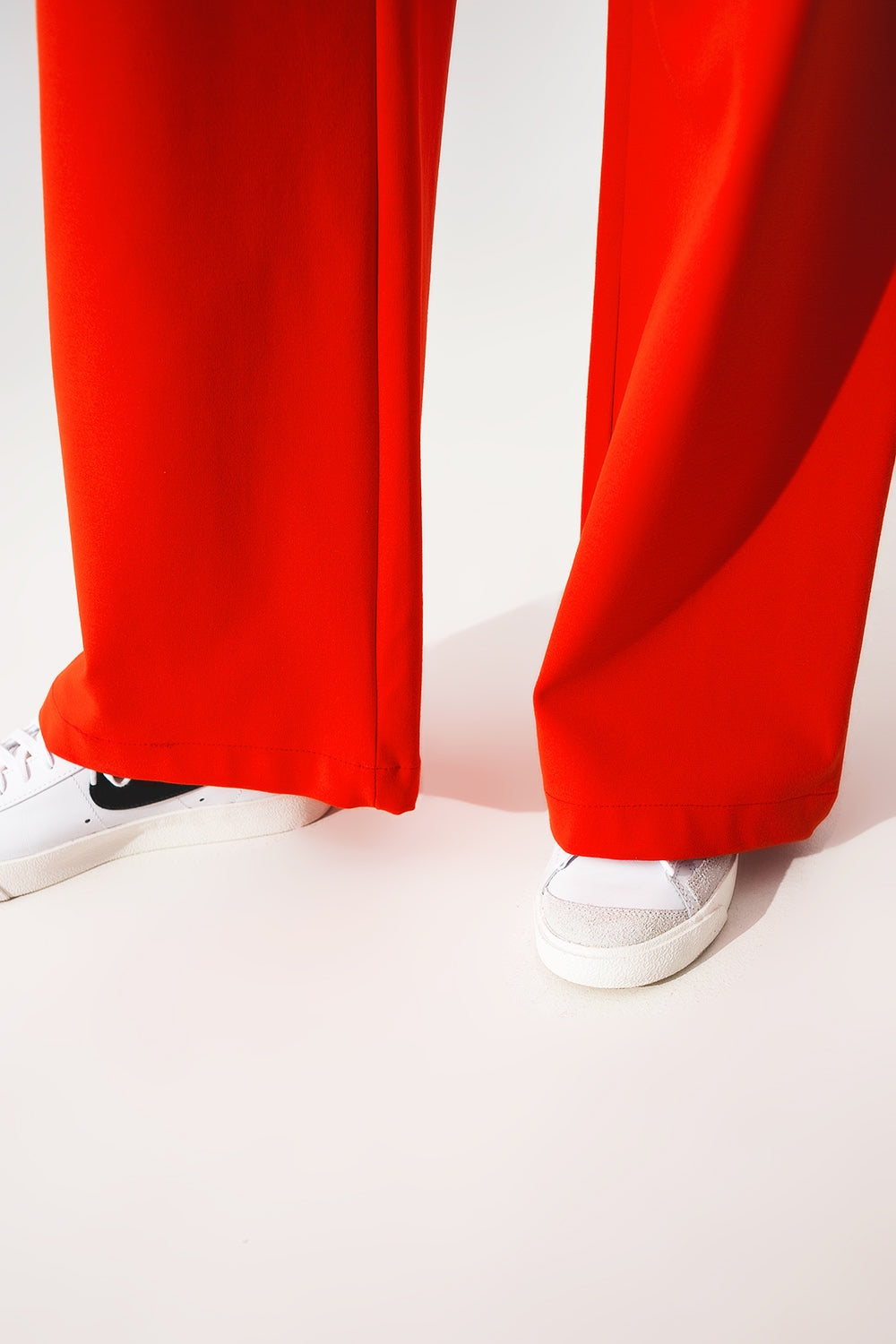 Pantalones naranja de pernera ancha y detalle de botones